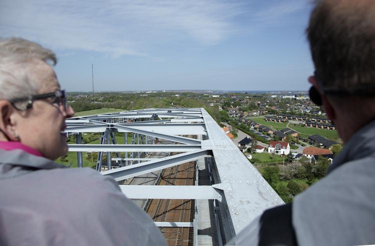 På Bridgewalking på Lillebæltsbroen får du en knap to kilometer lang tur i 60 meters højde. Men naboer til broen har længe klaget over støjgener. Foto: Morten Langkilde