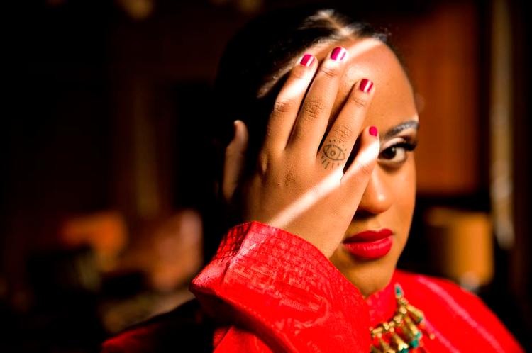 Familie. Seinabo Sey udgav i oktober sidste år sin debut-ep, 'Madeleine', som er dedikeret til hendes mor. I år udkom så hendes anden ep, 'For Maudo', der er dedikeret til faderen, den anerkendte vestafrikanske musiker Maudo Sey. Martin Lehmann