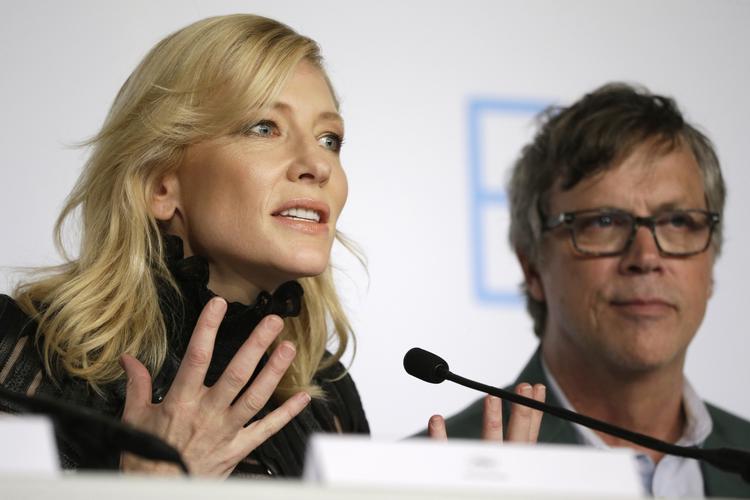 Cate Blanchett ses her sammen med instruktør Todd Haynes i forbindelse med premieren på filmen 'Carol' i Cannes i 2015.  