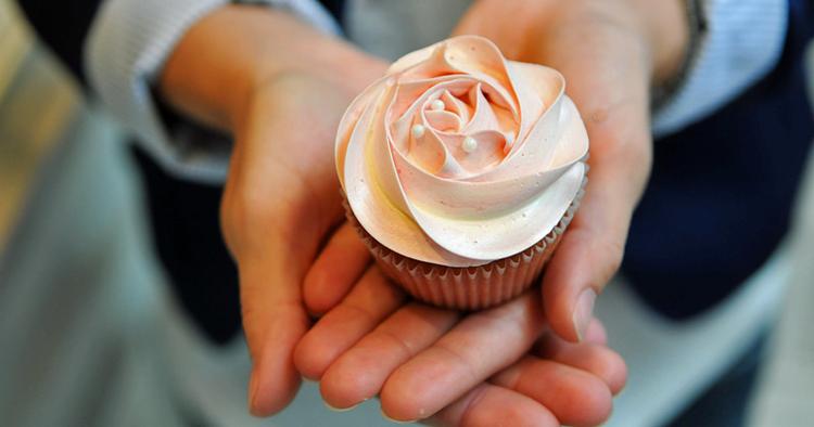 ALTERNATIV. Amerikanske Bobbie Marker savnede et større udbud af søde sager, da hun flyttede til Paris. Nu har hun succes med at sælge cupcakes tæt på Notre Dame. Og hun er blot en af mange ekspatrioter, der har taget en bid hjemland med til Paris. 