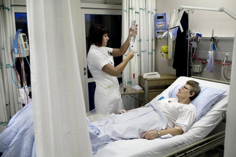 Læger, jordemødre og sygeplejersker mener, at de kontant pålagte krav om effektivisering går ud over patienterne. (arkivfoto) 