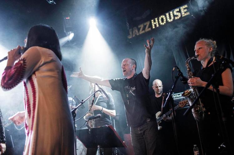 Saliggørende. Der var dømt organisk, dansabelt avantgarde da orksterleder Mats Gustafssons Fire! Orchestra fyrede op under publikum. 