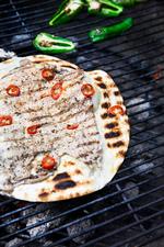 Flad mørbrad. Pres mørbraden godt ned i tortillabrødet inden stegning, så kødet hænger ved. Med chili og grønne peberfrugter er der smæk på smagen. Columbus Leth