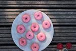 Dekorer. Det pink kirsebærpulver giver glazen en sød smag og et smaddersmukt ‘look’, men kan sagtens erstattes af andre typer glasur. For eksempel vil en mørk chokoladeglaze også smage genialt godt til de mandelsøde kager. Find din indre pyntepapegøje frem og slå dig løs! Maja Ambeck Vase