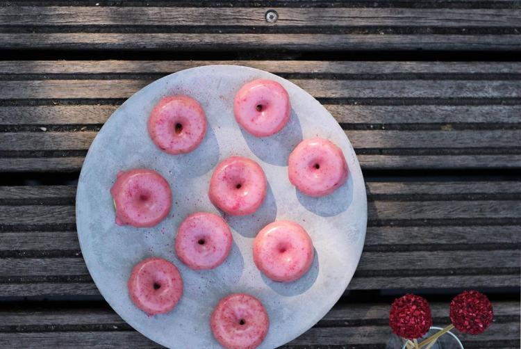 Dekorer. Det pink kirsebærpulver giver glazen en sød smag og et smaddersmukt ‘look’, men kan sagtens erstattes af andre typer glasur. For eksempel vil en mørk chokoladeglaze også smage genialt godt til de mandelsøde kager. Find din indre pyntepapegøje frem og slå dig løs! Maja Ambeck Vase