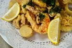 Friteret. Fisk og skaldyr må ikke blive for mørke i frituren og skal kun være lige akkurat tilberedt. Mads Nissen