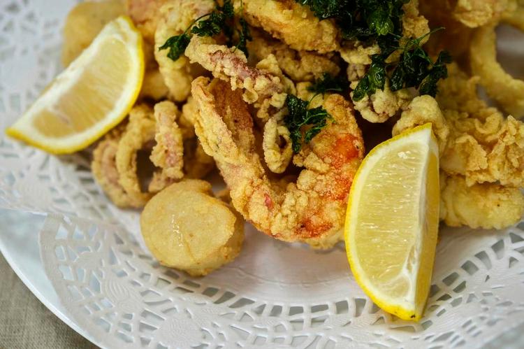 Friteret. Fisk og skaldyr må ikke blive for mørke i frituren og skal kun være lige akkurat tilberedt. Mads Nissen