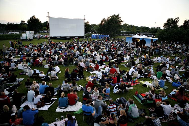 Sommer. Nyd en sommeraften med gratis film under åben himmel. 