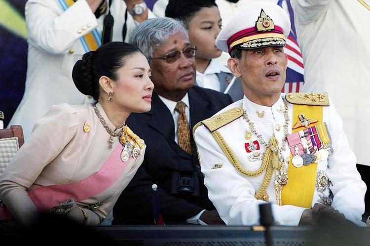 Fyret. Kronprins Vajiralongkorn har som led i sin personlige kurs-ændring skilt sig af med sin tredje kone, den tidligere servitrice Srirasmi, som han blev gift med i 2001. Parret er fotograferet under et besøg i Malaysia. Arkivfoto: Vincent Thian/AP 