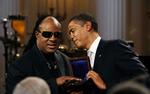 MUSIK. Barack Obama - her fotograferet med musikeren Stevie Wonder - deler nu sin spilleliste med resten af verden. GERALD HERBERT/AP