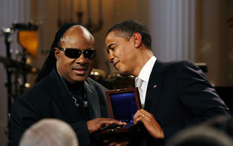 MUSIK. Barack Obama - her fotograferet med musikeren Stevie Wonder - deler nu sin spilleliste med resten af verden. GERALD HERBERT/AP