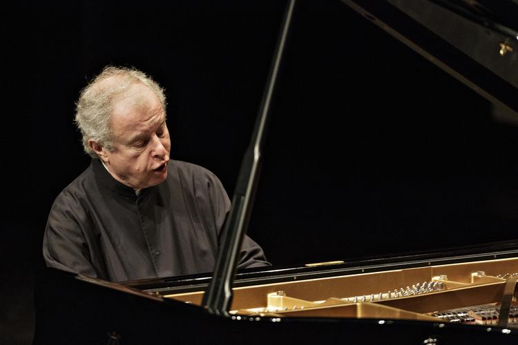 Vanskeligt. Bachs 'Goldbergvariationer', der var aftenens eneste, men frygtindgydende programpunkt, er djævelsk vanskelige at spille på et moderne Steinway-flygel, som det, Schiff brugte i Tivoli. Det skyldes, at musikken er skrevet for et cembalo, hvor man kan fordele hænderne på to rækker af tangenter. Arkivfoto MIRIAM DALSGAARD 