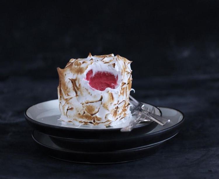 Kontrast. Sprød og blød. Syrlig og sød. Denne dessert, en baked alaska, er fuld af kontraster – og fuld af lækkerhed! Maja Ambeck Vase