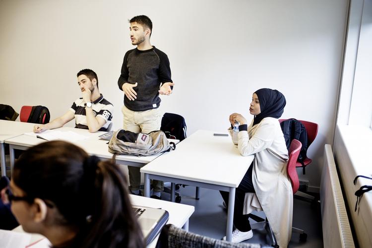Frikvarter. Genahat Rahmani har stillet sig op, mens han snakker til en kammerat. Til hans højre side sidder Hodan Dahir, der er født i Somalia. LASSE KOFOD /POLFOTO