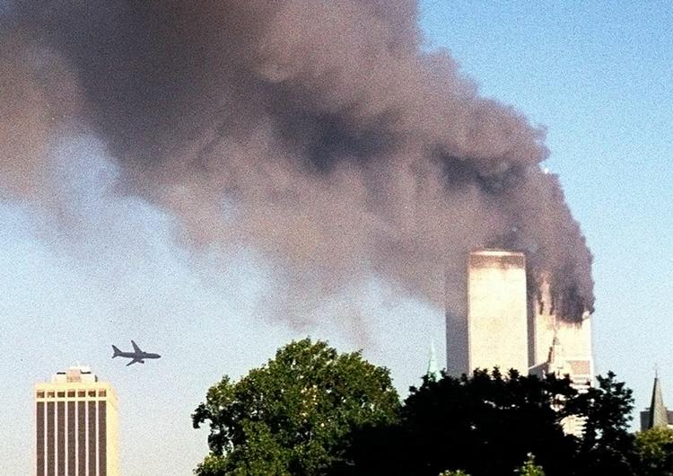 Tirsdag den 11. september 2001 flyver American Airlines Flight 11 direkte imod  World Trade Centers nordlige tårn. Kort efter rammes det sydlige tårn af en andet Boing-maskine, United Airlines Flight 175. 