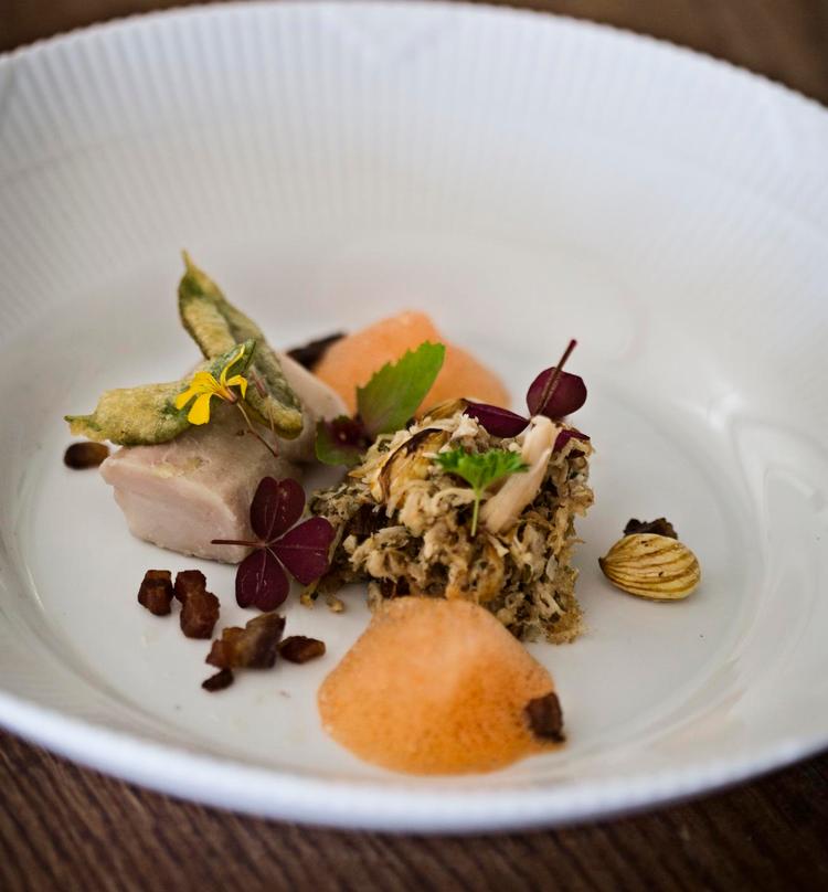 FORRET. Det kræver lidt tålmodighed at lave en kaninrillette, som her serveres med kaninfilet, lidt bacon og gulerodsskum. Melissa Kühn Hjerrild