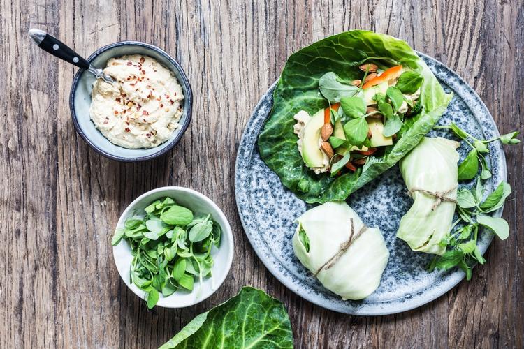 Der er hummus og grønt, sprødt og knasende fyld i kålblade-wrapsene. Foto: Ditte Ingemann