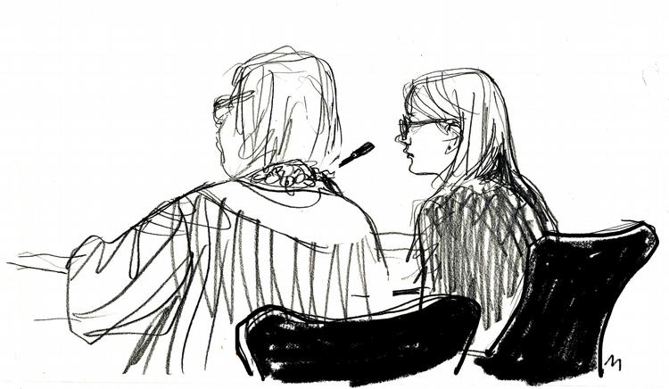 I SKRANKEN. Lea Vesterby Olesen (til højre) vidnede i  landsretten med bisidderadvokat Dorthe Fuglsang tæt på. Advokaten skærmede af, så Lea ikke fik øjenkontakt med de to mænd i salen, som hun husker som dem, der forbrød sig mod hende. Tegnign: Mette Dreyer 