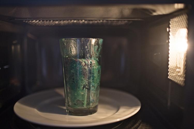 Omregning. Opskrifterne er beregnet til kopper på 3,5 dl. Vil man bruge kopper eller glas i andre størrelser, kan man omregne mål og bagetid derefter. Melissa Kühn Hjerrild/POLFOTO