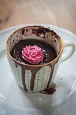 Dejen. Under den korte bagning i mikroovnen hæver dejen voldsomt op for derefter at falde lidt ned igen. Melissa Kühn Hjerrild/POLFOTO