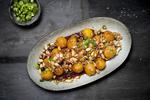 Allround. De brunede kartofler er en uomgængelig klassiker på julebordet – men med få kneb kan du give dem et nyt, forfriskende og lidt asiatisk islæt. Maria P.