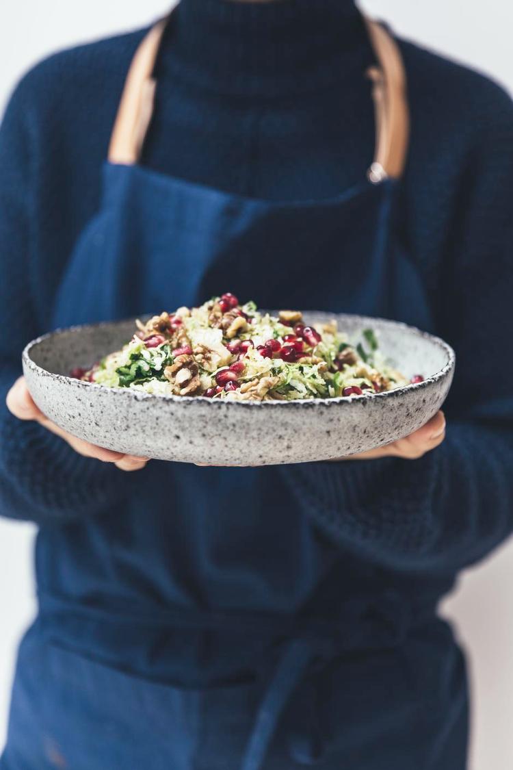 Rosenkål. Ditte Ingemann laver rosenkålen som salat med granatæble og valnødder. 