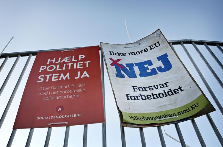 valgkamp. Det relativt småt med valgplakater forud for EU-afstemningen torsdag 3. december. På Israels Plads i København er både ja- og nejsiden dog repræsenteret. JENS DRESLING (arkiv) /POLFOTO