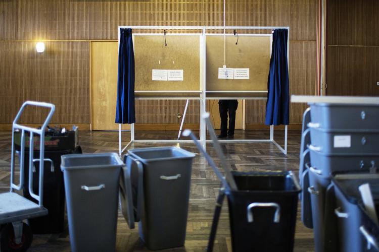 valg. Stemmeboksene stilles op på rådhuset i Aarhus. Morgendagens folkeafstemning tegner tæt. RUNE AARESTRUP PEDERSEN (arkiv)/POLFOTO