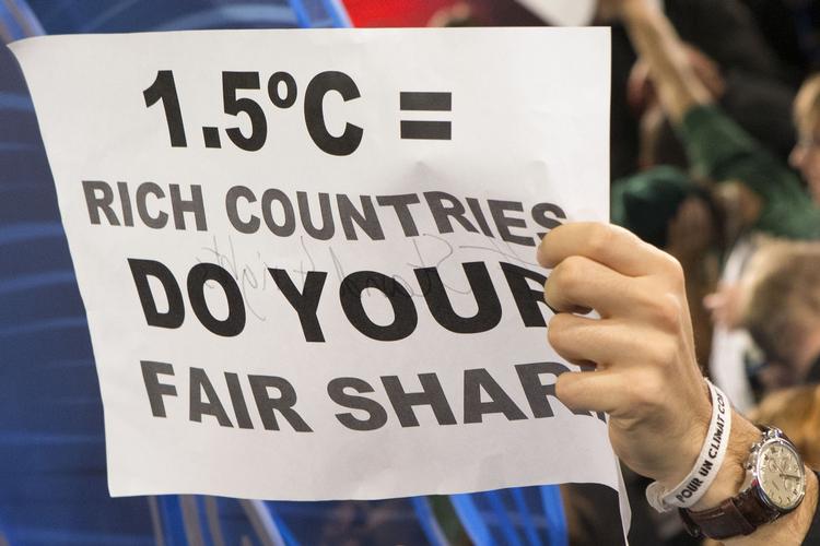 Klima. Demonstranter ved COP21 i Paris holder skilte, der advokerer for at landene skal lande en aftale, der kan holde de forventede temperaturstigninger på 1,5 grader. 