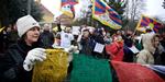 Demonstranter. Demonstranter brugte under Kinas præsident Hu Jintaos besøg deres grundlovssikrede ret til at demonstrere for at støtte Tibet og kritisere Kina. 