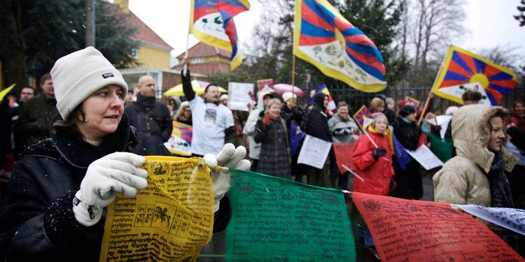 Demonstranter. Demonstranter brugte under Kinas præsident Hu Jintaos besøg deres grundlovssikrede ret til at demonstrere for at støtte Tibet og kritisere Kina. 