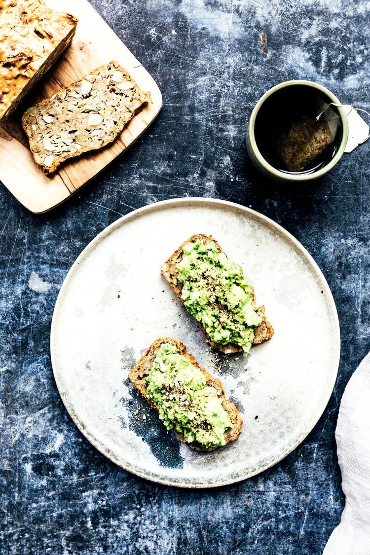 solidt. Boghvedebrødet er glutenfrit og fyldt med frø, nødder og revede grøntsager. Ditte Ingemann