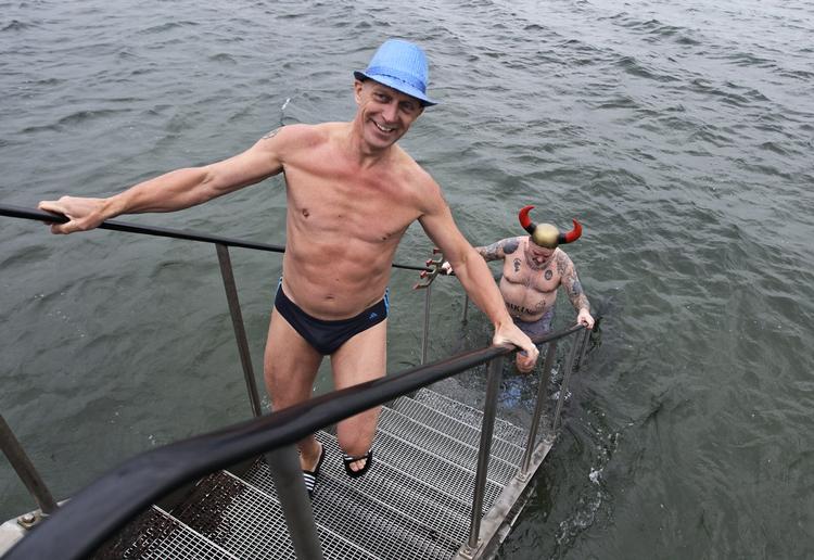 Vinterkulde. Nogen elsker det, andre hader det. Men hvorfor nyder nogen at vinterbade, mens andre begynder at ryste af kulde, så snart termometeret så meget som nærmer sig frysepunktet? Foto: DRESLING JENS