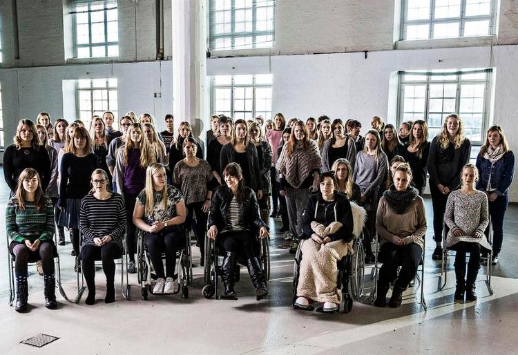 'De vaccinerede piger' handler om en stor gruppe piger, der lider af uforklarlige symptomer. De mener selv, at HPV-vaccinen har gjort dem syge. Programmet blev vist 26. marts 2015. Per Arnesen/TV 2