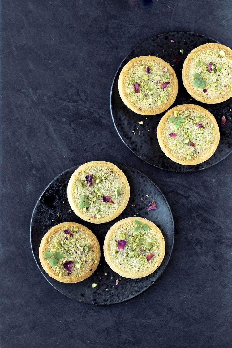 Små lune tærter med pæreskiver og pistaciefrangipane - den søde franske pistacie-mandel-creme minder smagsmæssigt meget om mazarin. Maja Ambeck Vase