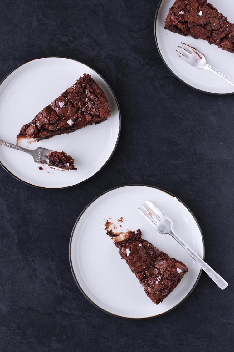 Chokoladedrøm. Brownien er lynhurtig lige at smække sammen, hvis du får (uventede) gæster. Top hjertens gerne brownien med en kugle vaniljeis eller to som iskoldt modspil til den varme kage. Maja Ambeck Vase