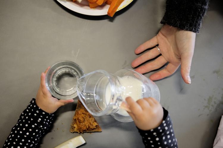 Afslappet. I Ørnebo er maden, ligesom børnene, alsidige - her lever svinekød og halal side om side. Det skaber dog ikke de store problemer, snarere tvært imod, så skaber det nysgerrige børn. PETER HOVE OLESEN/POLFOTO