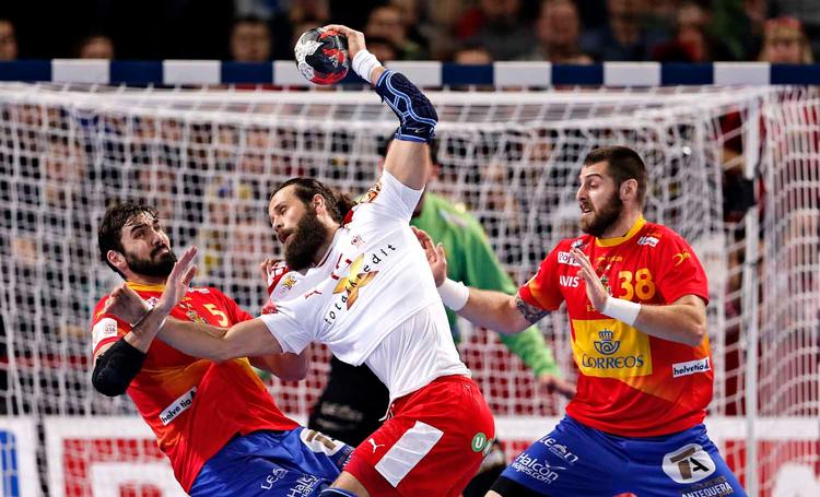 Danmarks Jesper Nøddesbo med Spaniens Jorge Maqueda og Juan Del Arco . Landskampene hørte til de store øjeblikke for Barcelona-spilleren, der nu har fundet sig tilrette hos Bjerringbro-Silkeborg. Han har kontrakt med klubben frem til sommeren 2020. Jens Dresling