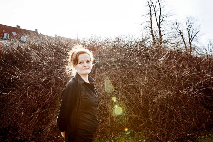sympatisk. Dorte Nors portrætterer i sin 7. roman Sonja fra Jylland, der ankommer til København. Sødt, men måske ikke nok til at bære en roman. 