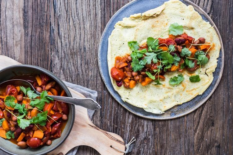 Veggie. Tynde æggepandekager giver et proteinboost til det vegetariske bønnefyld. Ditte Ingemann