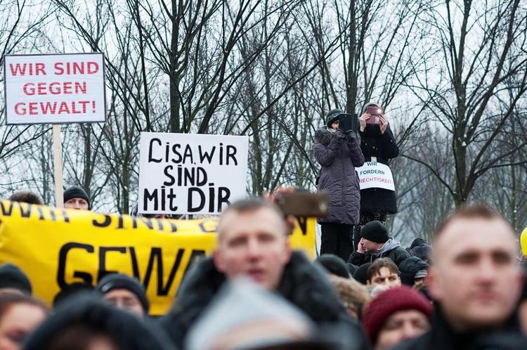 Protest. Russiske immigranter demonstrerer mod den påståede voldtægt af LIsa, der er blevet storpolitik og forener Rusland, med det yderste højre i Tyskland. Foto: AP