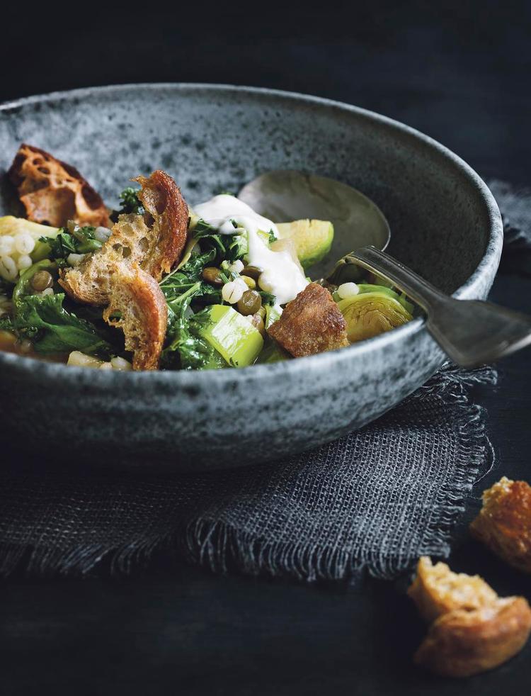 Bacon, pølse, parmesan, linser, korn, rodfrugter og kål er basis i en mere nordisk vinterversion af den italienske minestronesuppe. Foto: Line Thit Klein