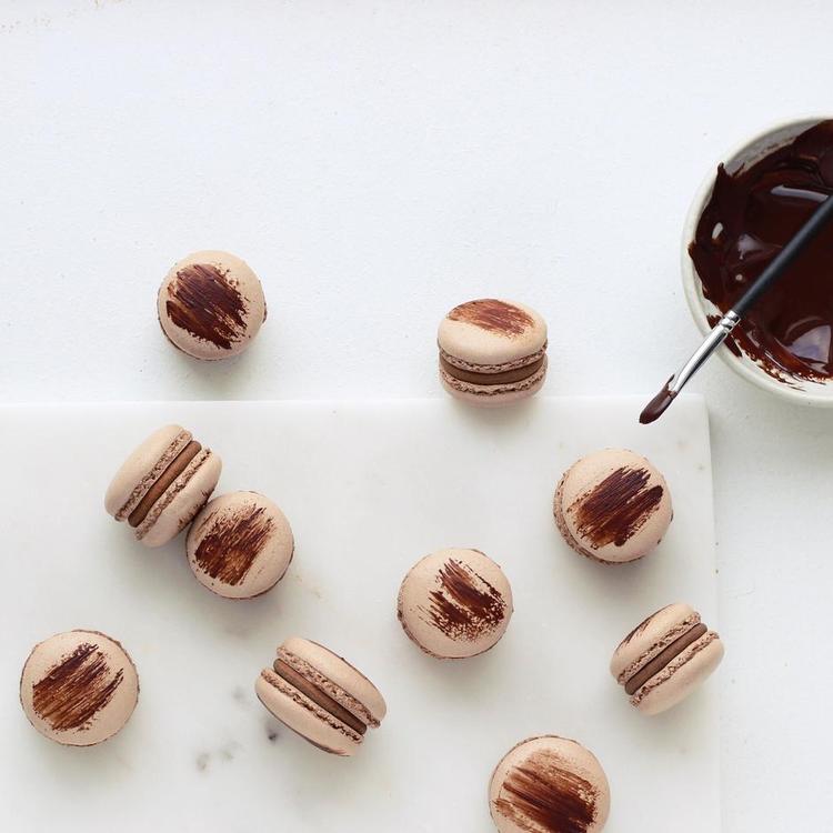 kaffe. De små chokoladehapsere er perfekte til eftermiddagskaffen, og chokolademalingen på toppen af kagerne er lige prikken over i'et. Maja Ambeck Vase