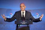 DUER IKKE. Gianni Infantino bejler til fodboldtronen i Fifa, men er flertal af fans over hele verden vil hverken have ham eller de andre kandidater til ny fodboldpræsident. Foto: Matt Dunham (arkiv)/AP