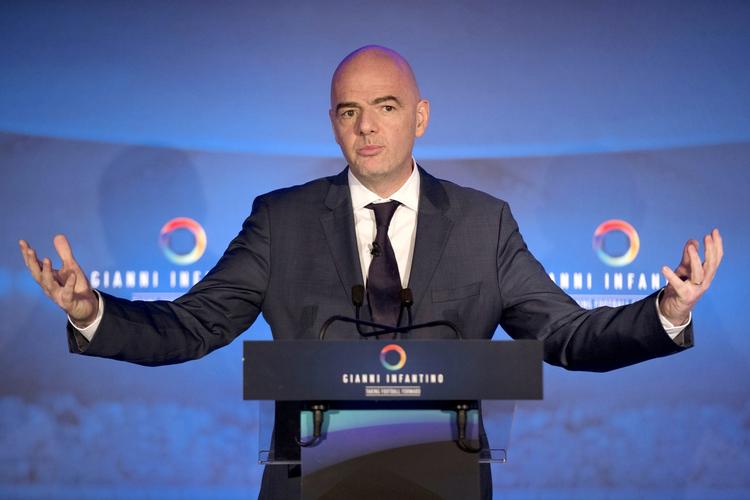 DUER IKKE. Gianni Infantino bejler til fodboldtronen i Fifa, men er flertal af fans over hele verden vil hverken have ham eller de andre kandidater til ny fodboldpræsident. Foto: Matt Dunham (arkiv)/AP