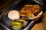 Fætter Fætter på Nørrebro i København var med til at give toasten et kvalitetsløft. De lægger 2. september lokaler til finalen i det uofficielle DM i toast.   