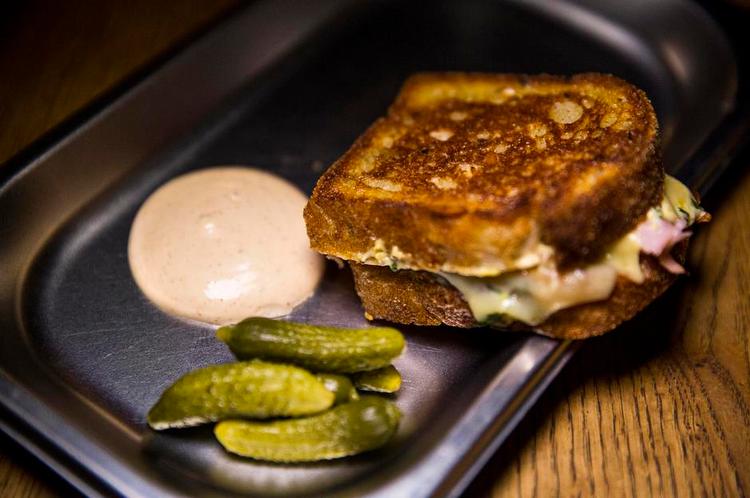 Fætter Fætter på Nørrebro i København var med til at give toasten et kvalitetsløft. De lægger 2. september lokaler til finalen i det uofficielle DM i toast.   