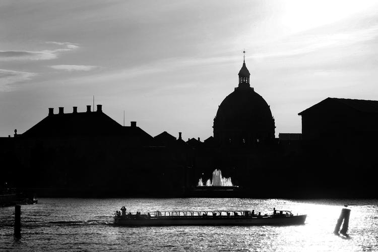 Sightseeing. Turister på kanalrundfart i København. Aldrig har Danmark tiltrukket så mange turister. Foto:  JACOB EHRBAHN (arkiv)