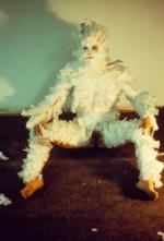 TRANSFORMERET. Politisk var også den performance, som cubans amerikanske Ana Medieta udførte i 1972 under titlen 'Bird Transformation' – den kan man nu kan se et billede fra på Louisiana. Foto: The Estate of Ana Mendieta Collection, LLC/Galerie Lelong, New York/Louisiana