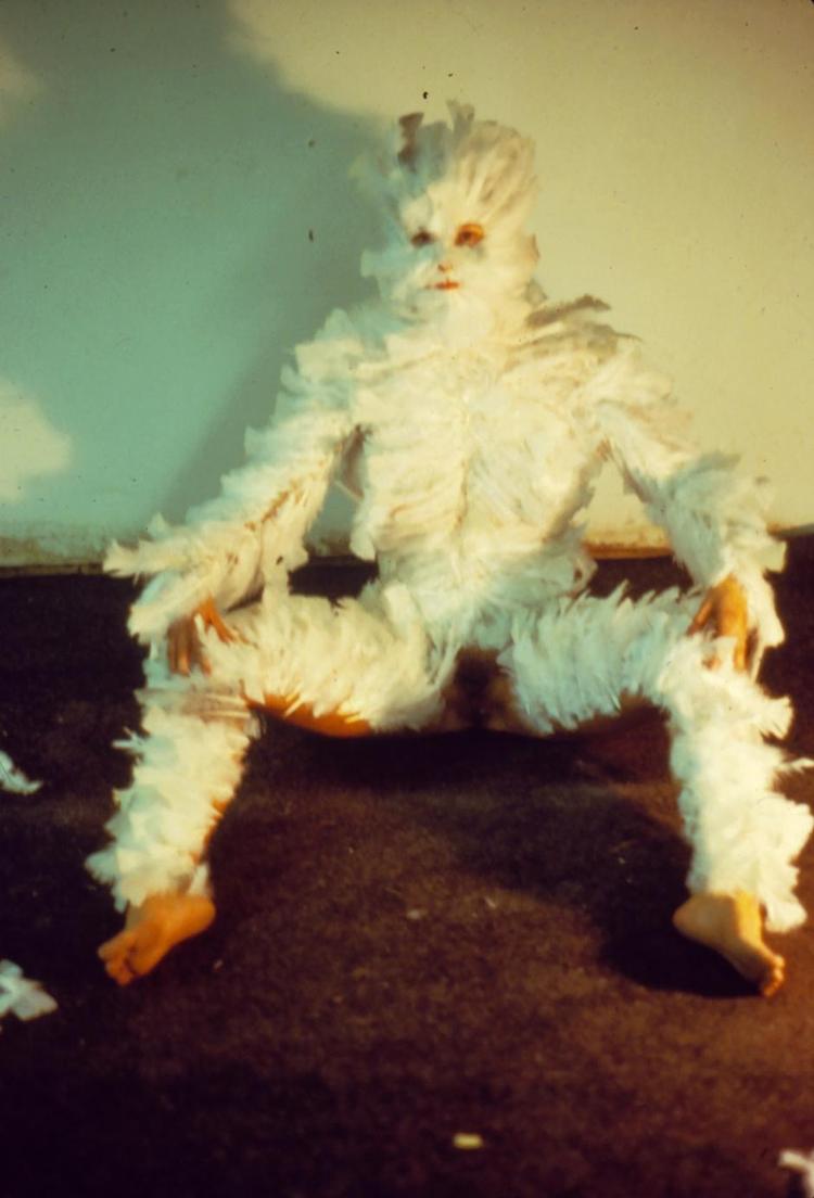TRANSFORMERET. Politisk var også den performance, som cubans amerikanske Ana Medieta udførte i 1972 under titlen 'Bird Transformation' – den kan man nu kan se et billede fra på Louisiana. Foto: The Estate of Ana Mendieta Collection, LLC/Galerie Lelong, New York/Louisiana